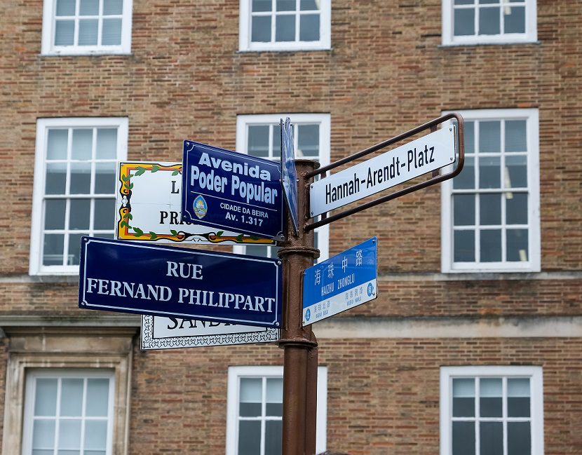 photo-twinning-signpost-fingers-cropped